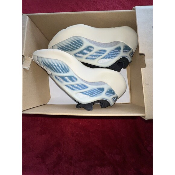 adidas Yeezy 700 V3 \'Kyanite\' Men\'s Size 5 Pre‑owned Sneakers GY0260